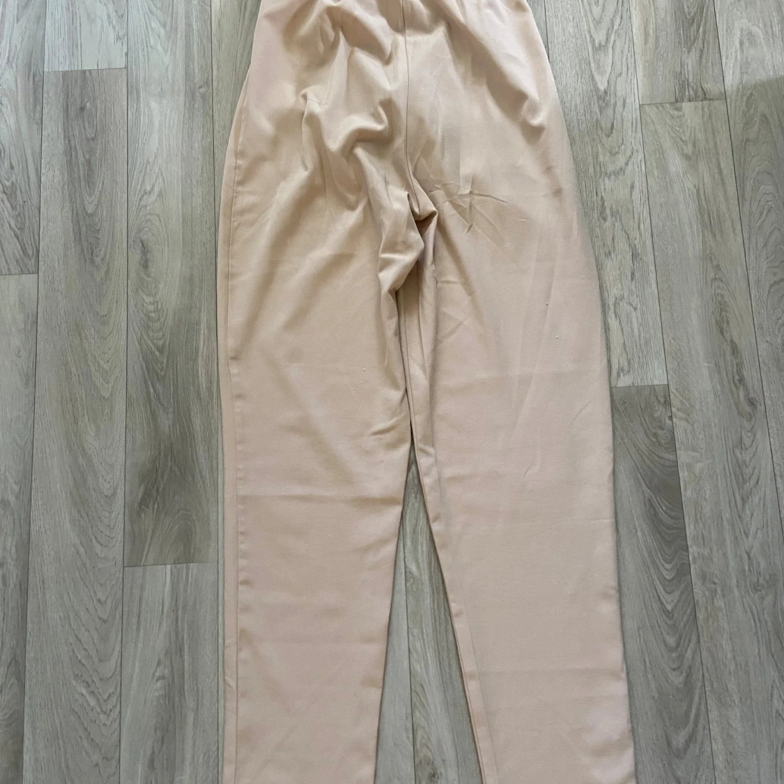 Beige byxor med bälte från NLY Trend - 1