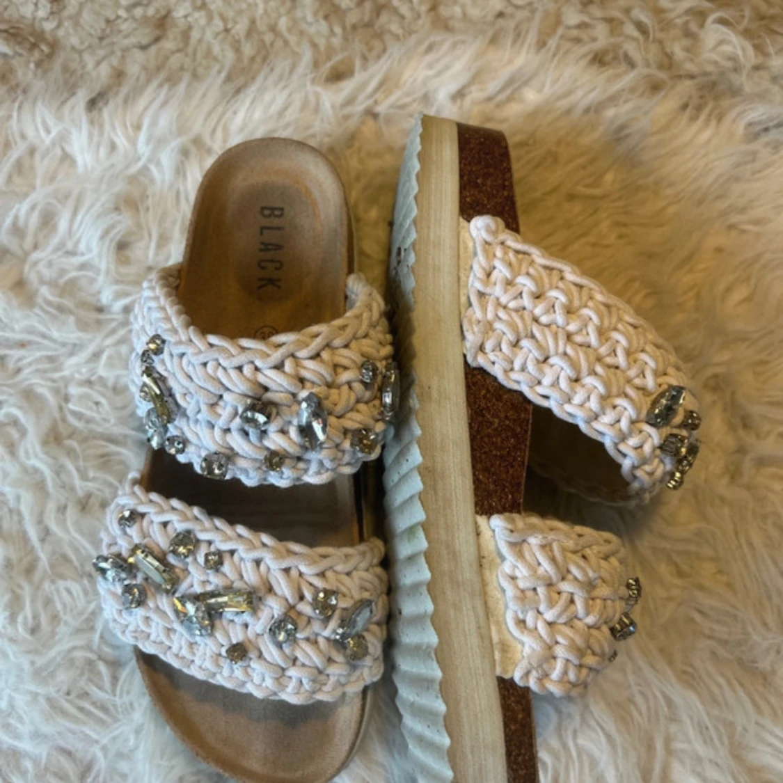 Beige sandaler med pärlor och stickad look - 2