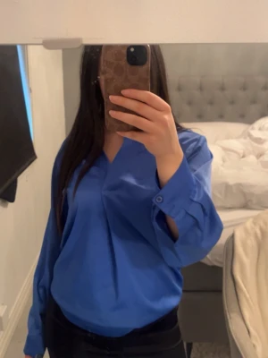 Satin blå topp - Säljer min satin top som aldirg har kommit till användning 