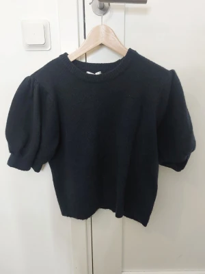 Svart puffärm stickad tröja Gina Tricot - Mysig svart stickad tröja från Gina Tricot med trendiga puffärmar och rund halsringning. Använt fåtal gånger❣️