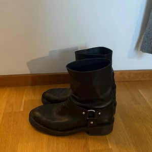 Svarta boots i skinn med spänne - Bootsen är från Arket, älskar dom men tyvärr lite för små för mig 