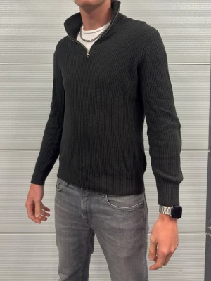 Lefties zip up - En stickad zipup tröja från lefties i fint skick använd nån gång! Storlek M. Hör av er vid frågor! Modellen är 188 och väger 77kg