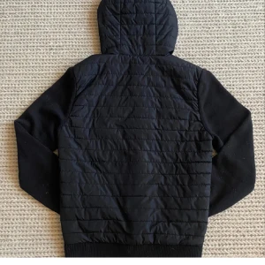 J.lindeberg cardigan  - En fet hybrid jacka från j.lindeberg, tyvärr har jag inga fler bilder för tillfället men går att fråga om! Perfekt inför hösten och vintern! Hör av dig 