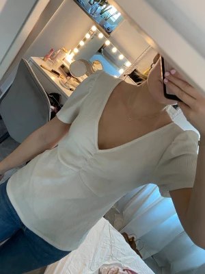 Blus - Säljer en fin blus i storlek S från Vero Moda, köpt på vinted, fint skick!