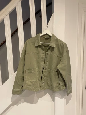 Jeansjacka  - Grön jeansjacka från Vero Moda i storlek M, i nytt skick!
