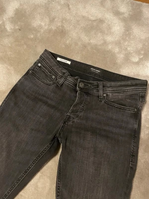 Mörk gråa jeans - Tvär feta mörk gråa jeans storlek 30/30 perfekt till vintern skicket är som nytt 9,5/10 hör av er vid minsta fundering