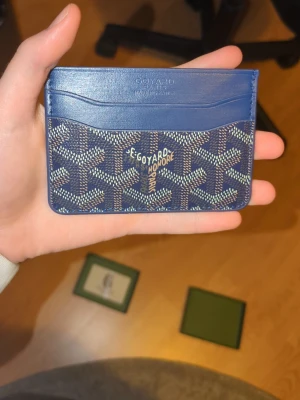 Blå korthållare med snyggt mönster  - Det korthållare som är perfekt att ha i fickan. Får plats med 4 kort med plats i mitten.