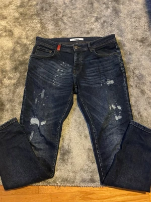 2Y Premium jeans  - Säljer ett par slim fit jeans från ZV Premium i mellanblå tvätt med slitna detaljer. Har kvitto om det skulle behövas