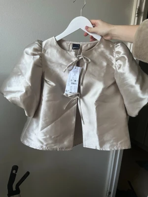 Knytblus - Knytblus från Gina Tricot, storlek S. Helt ny och oanvänd med prislapp kvar! 499 kr i nypris.  Se profilen för bundle-rabatt!