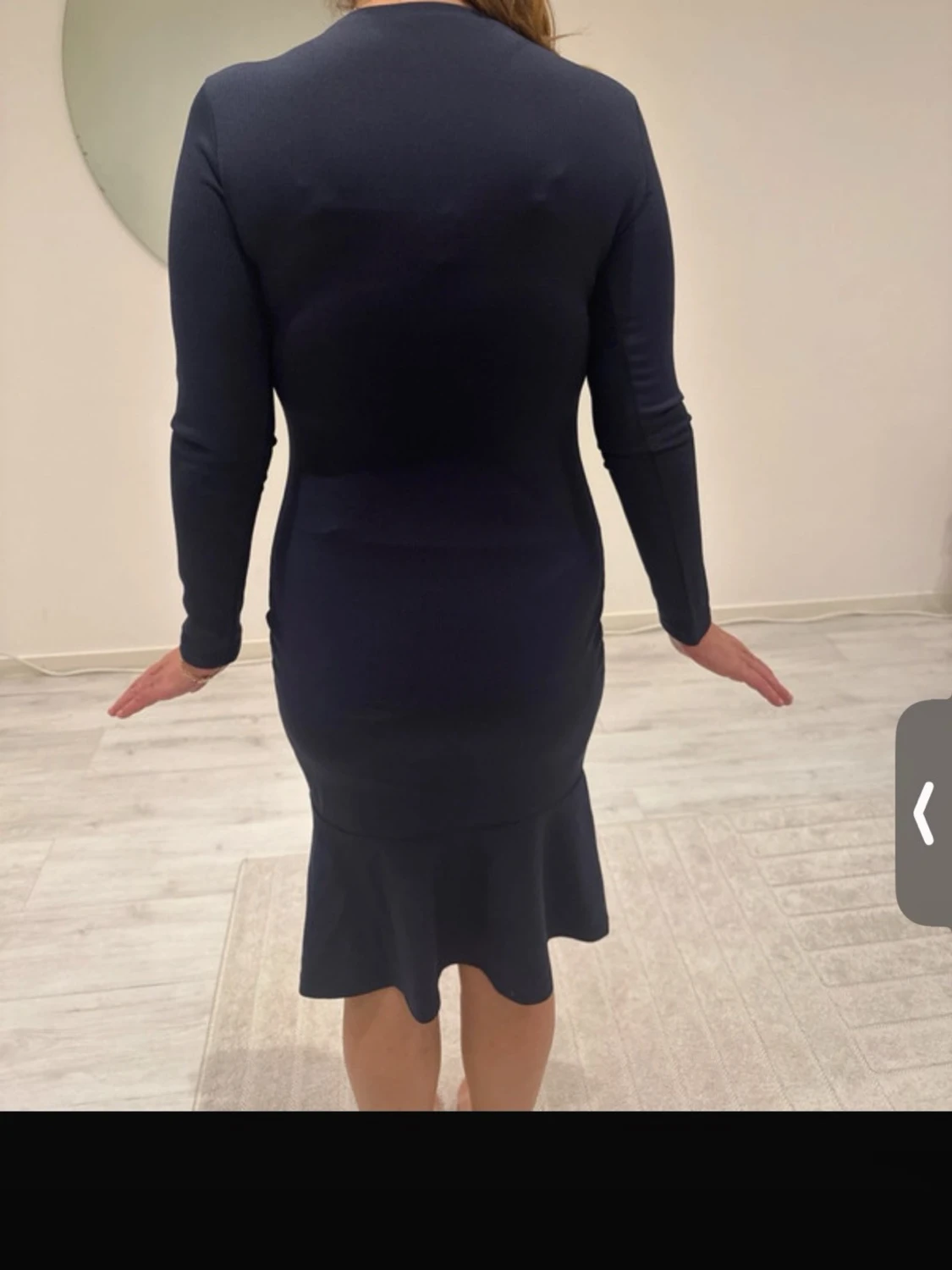Marinblå figurnära klänning med knappar - 2