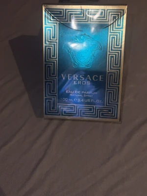 Versace Eros EdP 100ml - OÖPPNAD! Versace Eros Eau de Parfum i en lyxig 100 ml förpackning. En ikonisk doft som sticker ut och ger en exklusiv känsla. Perfekt för dig som vill ha något extra till din samling.