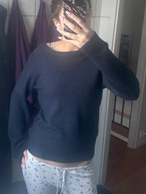 Mörkblå stickad tröja - Säljer denna stickade tröja då jag inte får användning för den längre💕