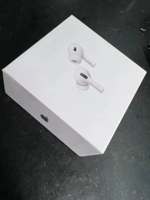 AirPods Pro - Säljer ett par Apple AirPods Pro i originalförpackning. Kartongen ser ut att vara i mycket gott skick, perfekt för dig som vill ha trådlösa hörlurar med aktiv brusreducering och hög ljudkvalitet. Perfekt till både musik och samtal.
