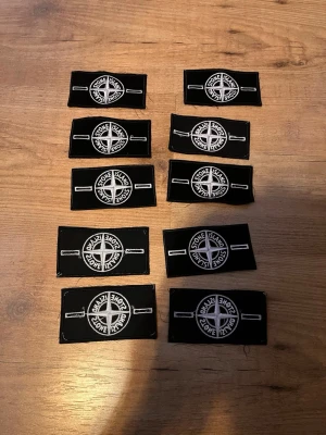 Stone Island badge  - Säljer stone island badges slm är helt nya och väntar på en ny ägare. Jätte enkla att aplicera och stil rena. Vill ny köpa bara mer än just 1 så är det bara att skriva så löser vi ett pris gemensamt.