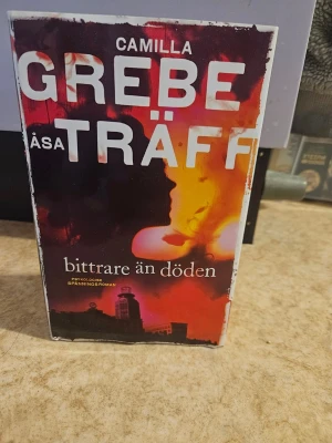 Bittrare än döden av Camilla Grebe (Del 2) - En psykologisk spänningsroman där mörka hemligheter och brutala brott vävs samman i Stockholm. Följ terapeuten Siri Bergman i en nervkittlande jakt på sanning och rättvisa. Perfekt för dig som gillar intensiva och känsloladdade deckare!