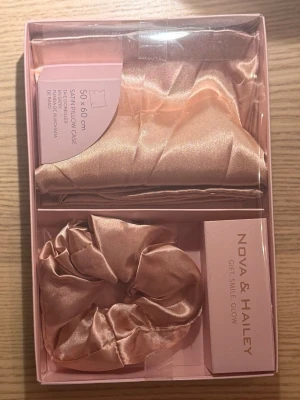 Scrunchie med tillhörande örngott - Ett sidenörngott och scrunchie från Nova & Hailey