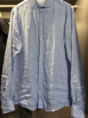 Bruun & Stengarde Linné skjorta - Säljer denna sjukt snygga linne skjorta från Bruun & Stengarde. Aldrig använd! Nypris cirka 1500 kronor.