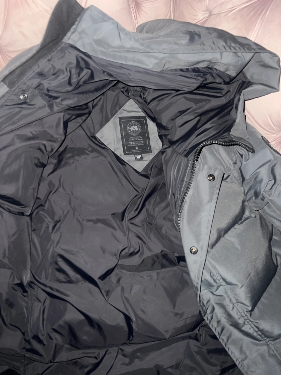 Grå pufferjacka från Canada Goose med scan och är jätte varm passar storlek M men även L  - 2