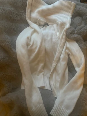 Kofta bikbok - Säljer min vita kofta med dragkedja och polokrage. Aldrig använd. 💕köpt för 500kr säljer för 250kr 