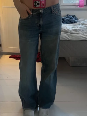 Weekday jeans - Weekday jeans som är avklippta där nere, jag är 176 men passar mig