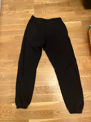 Black Sweatpants  - Black sweatpants hm in okay condition size 170