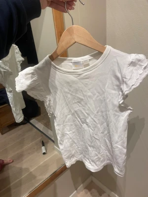 T-shirt - T-shirt med volang armare i storlek 158-164