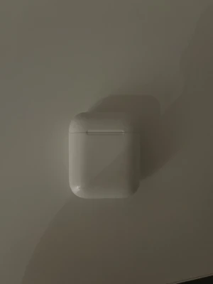 Apple AirPods (2nd generation) - Säljer ett par Apple AirPods (2nd gen) med laddningsetui. Fungerar utmärkt, indikatorlampan lyser grönt. Skalet är i fint skick med endast mindre spår av normalt bruk. Perfekt för trådlös musik och samtal.
