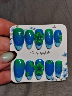 Press on naglar  - Handgjorda nagel set bra kvalitet och fina. Man får med rengöring beskrivning o de man behöver för att applicera naglarna❤️ XL