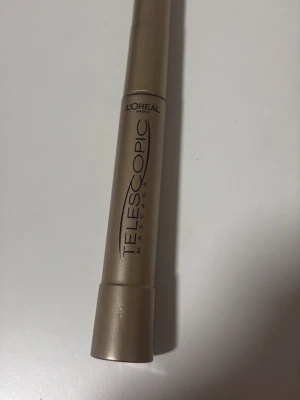 L'Oréal Telescopic Mascara guld - L'Oréal Telescopic Mascara i en snygg guldfärgad tub. Den har en smal och lång design som gör den enkel att hålla i. Perfekt för att få långa och separerade fransar. Klassisk och populär mascara från L'Oréal. Använd några gånger men har väldigt mycket kvar i. Priset går att diskutera 