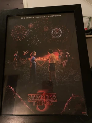 Stranger things tavla - Stranger things tavla i bra skick! Mått:  35x45 cm