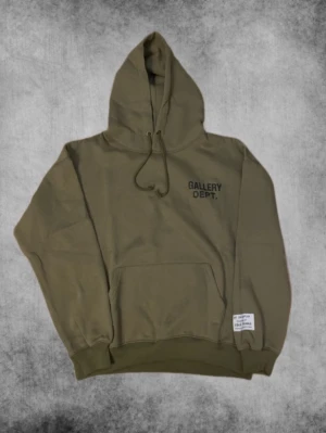 ” Gallery Dept ” Hoodie - En riktig fet ” Gallery dept ” hoodie i grön, den är i storlek S men passar lite större ungefär M. Priset är inte bankat i sten så hör av er!!!