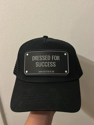 Svart keps  - Svart keps från John hatter & Co. Väldigt snygg och går att ha på sig med det mesta. Helt ny bara prövat den. Passade inte mig så bra men det är vanlig storlek.