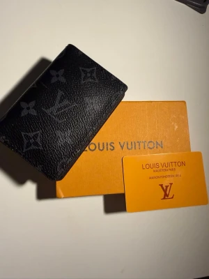 Louis Vuitton svart plånbok i skinn - Giveaway🙌🏼🙌🏼 lika annonsen och följ för att vara med vinnaren dras vid 200följare 