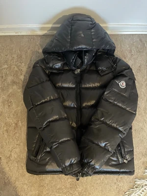 Moncler Maya  - Moncler Maya i storlek 1 och jätte bra skick