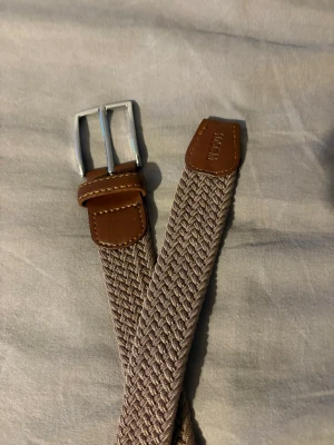 || Flätat bälte || Nyans av brun || - || Flätat bälte || Storlek: 105 cm || Skick: 9/10 || Pris: 79 || 💸🎆