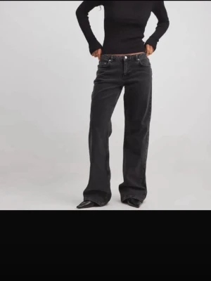 Svarta jeans med låg midja från NA-KD - Säljer ett par svarta jeans från NA-KD med klassisk femficksmodell och raka, vida ben. Jeansen har låg midja, är i toppen skick och endast använd fåtal gånger. Normal i storlek, är 176 som referens 😊