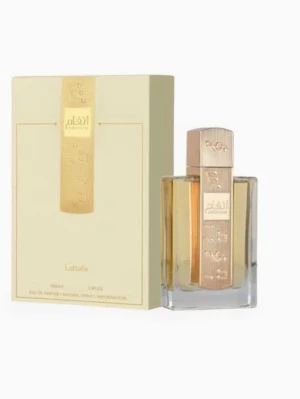 Lattafa Angham EdP 100ml oöppnad  - Angham EDP från Lattafa är en fängslande parfym som kombinerar en harmonisk blandning av livfulla och varma noter, vilket skapar en doft som både är fascinerande och tröstande. Doften inleds med en livlig explosion av ingefära, mandarin och rosépeppar, vilket ger en fräsch och kryddig start. När doften utvecklas, avslöjar hjärtat en rik kombination av lavendel, pralin, kakao och jasmin, vilket tillför en söt och blommig djuphet. Basnoterna av vanilj, amber och mysk ger en mjuk och sensuell tuch.