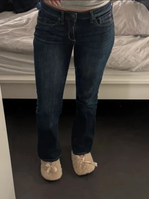 Mörkblå bootcut jeans  - Säljer ett par skitsnygga mörkblå jeans från Abercrombie & Fitch med bootcut passform, låg midja och snygga kontrastsömmar på bakfickorna! Storlek W27 L31! Passar xs/s!! Köp direkt för 249kr via köp nu😍😍