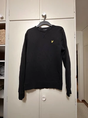 Lyle and Scott hoodie - Denna stilrena, svarta och långärmade hoddie är ifrån varumärket Lyle and Scott. Perfekt för dig som vill ha klass. Passar till både daglig användning och för lite finare tillfällen. Säljes pga för liten. Skriv vid frågor eller funderingar.☺️☺️