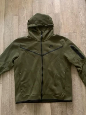 Nike tech fleece - Väldigt fin bild 2 och 3 är defekter men ingenting som syns när man har tröjan på