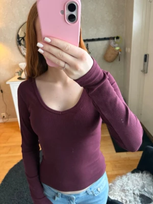 Vinröd topp - Aldrig använt, prislapp kvar. Den är i M men jag skulle absolut inte säga att den är som en M. Den är mycket mindre, passar på mig som har xs-s