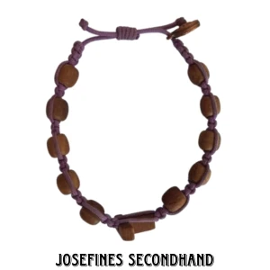 Lila trä armband  - Lila armband med träpärlor, ett kors, och en medaljong med Jesus och Maria på. Går att justera storleken. 