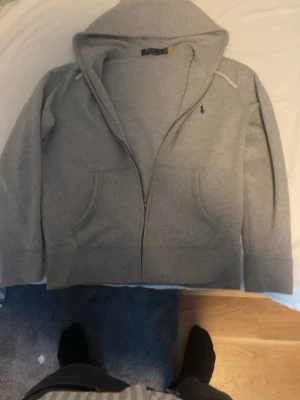 Ralph Lauren  - En jätte skön o fin polo zip bra för vardag och om man bara vill chilla. Priset är ej hugget i sten bara fråga vid funderingar 
