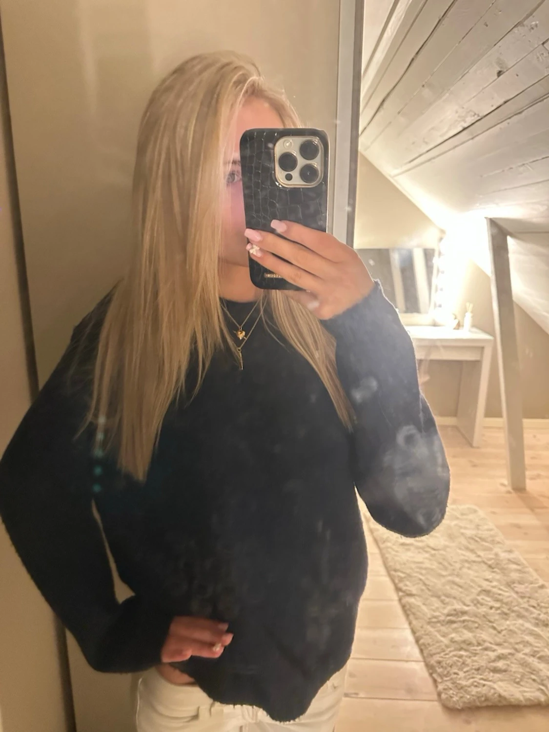 Mörkbkå stickad tröja i  - 1