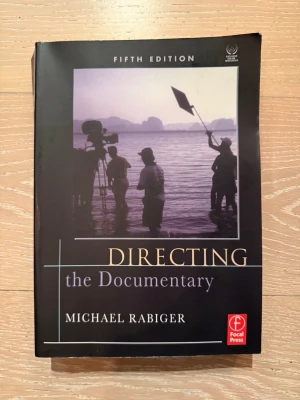 Directing the Documentary - Vill du lära dig skapa dokumentärfilm? Den här boken ger dig konkreta tips, övningar och inspiration för att bli en kreativ och teknisk dokumentärregissör. Perfekt för unga filmskapare som vill ta sina idéer till verklighet och förstå hela processen från idé till färdig film.