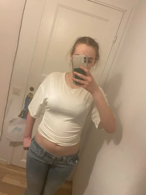 Vit topp - Säljer denna vita topp med stora ärmar och tajt midja från Gina Tricot i strlk S. Toppen är i mycket bra skick. Kontakta mig vid frågor🥰