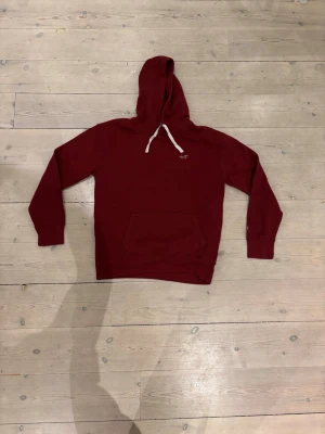 Hollister hoodie M - hoodie från självaste Hollister, hoodien är i strlk M o sitter bra! Riktigt populär design 