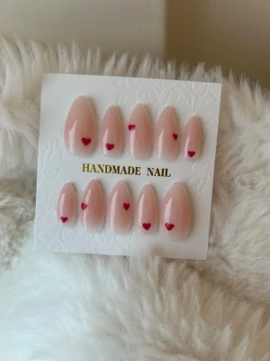 Press on nails  - Fina egen gjorda press on nails med valentine tema❤️ mått är  Lillfinger 8,5mm, ringfinger 11mm, mellanfinger 13mm, pekfinger 10mm, tumme 15 mm 