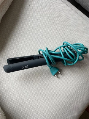 Plattång från Lyko - Superfräsch och fint skick, använd ca 5 gånger. Köpt från LYKO! 