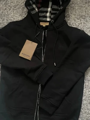 Svart burberry zipper - Jätte snyggt hoodie från burberry helt ny, kom i köp !